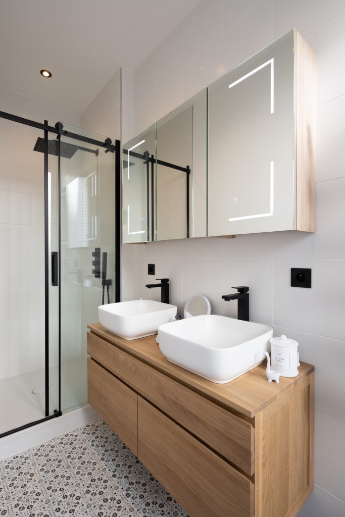 découvrez nos services de rénovation de salle de bain par des vitriers professionnels à paris, alliant qualité, expertise et design sur mesure pour un espace moderne et lumineux.